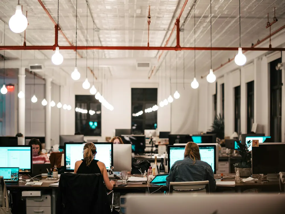 Bilgisayar başında çalışılan açık ofis