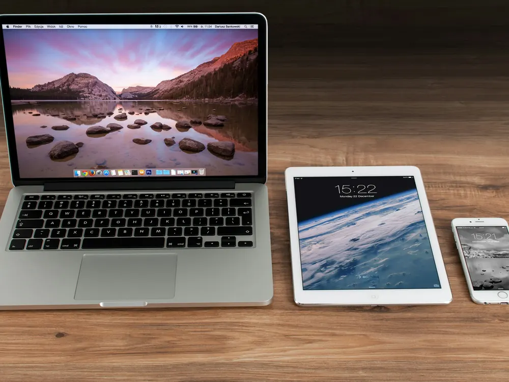 Masada yan yana dizüstü bilgisayar, tablet ve telefon